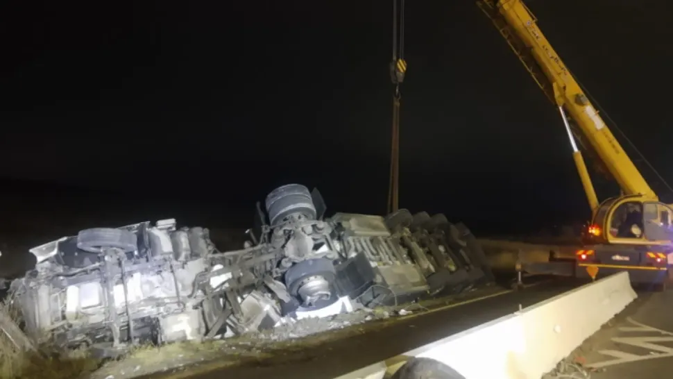 PERICOL pe șosea! O cisternă plină cu carburant s-a răsturnat pe drumul care face legătura între Deva și Hunedoara