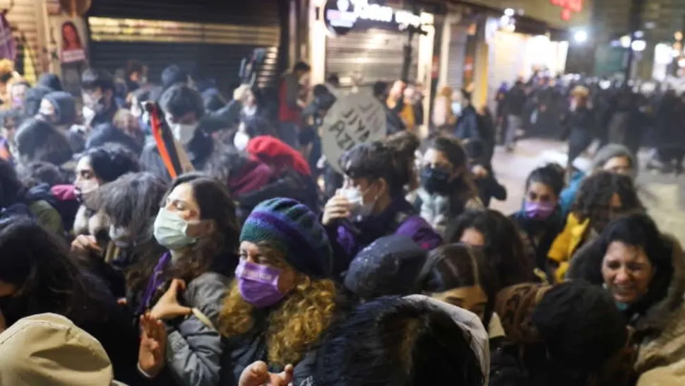 VIDEO | Poliția TURCĂ a folosit gaze lacrimogene la un protest al FEMEILOR din ISTANBUL