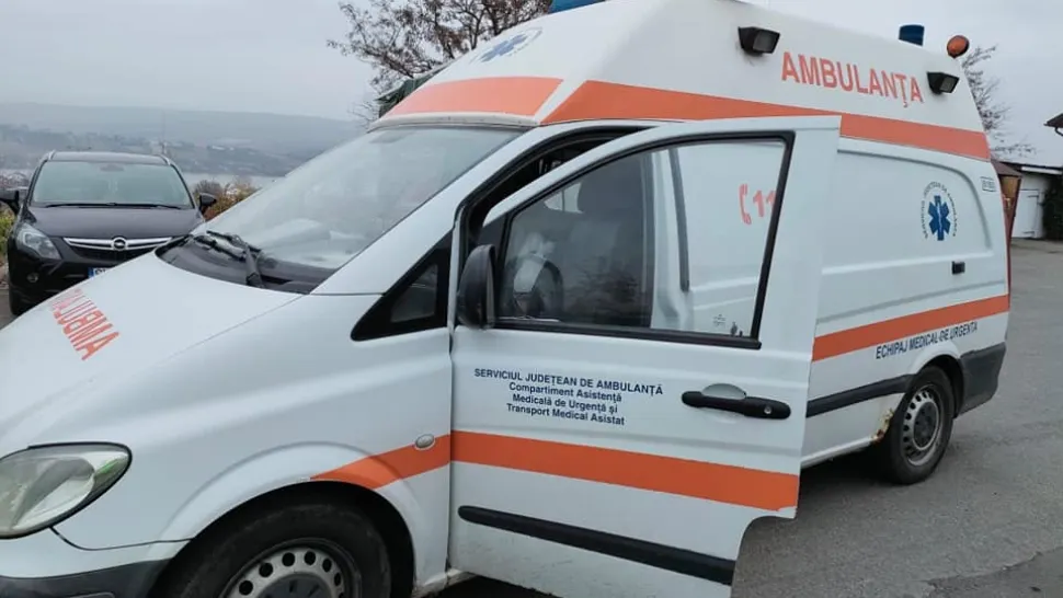 O ambulanță aflată în misiune a luat foc în mers, pe un drum din Suceava. Surpriză, cine a intervenit