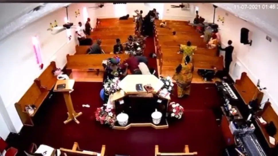 Scene demne de un film de acțiune la o biserică din statul Tennessee: Un pastor a pus la pământ și dezarmat un bărbat care amenința enoriașii cu o armă
