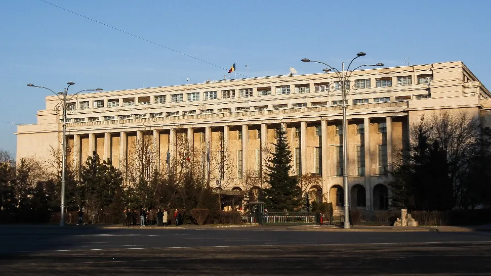 VIDEO Proteste la Guvern - Angajații din învățământ cer măriri salariale