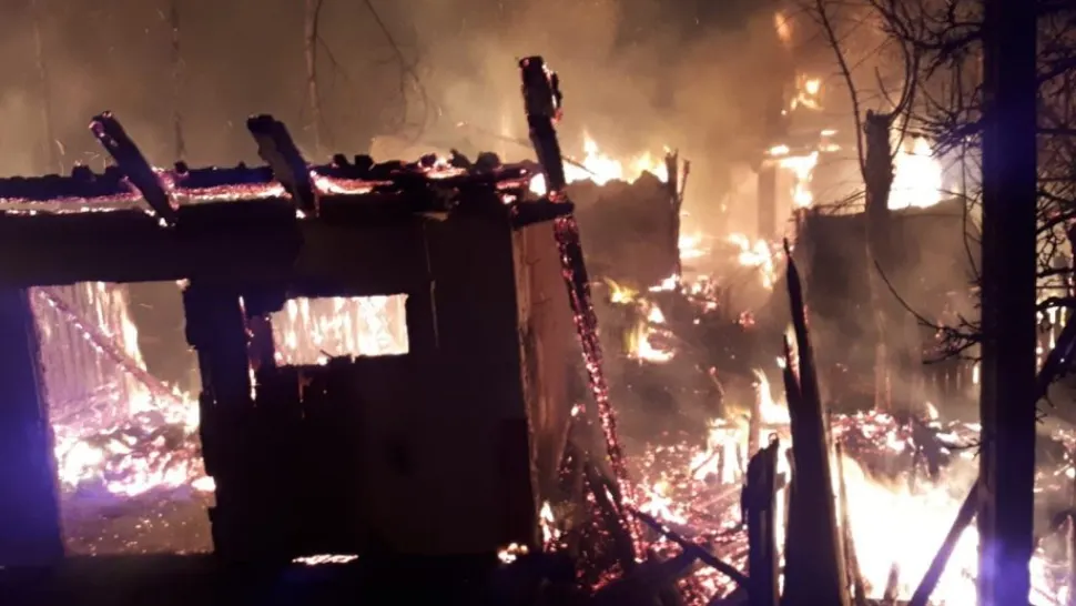 Trei case au fost MISTUITE de foc în Brașov! Au intervenit 6 autospeciale de pompieri