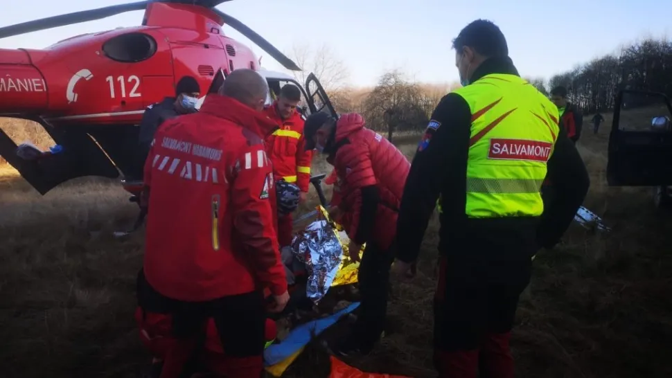 VIDEO | Bărbat din Maramureș, rănit grav după ce a fost strivit de o căruță plină cu lemne