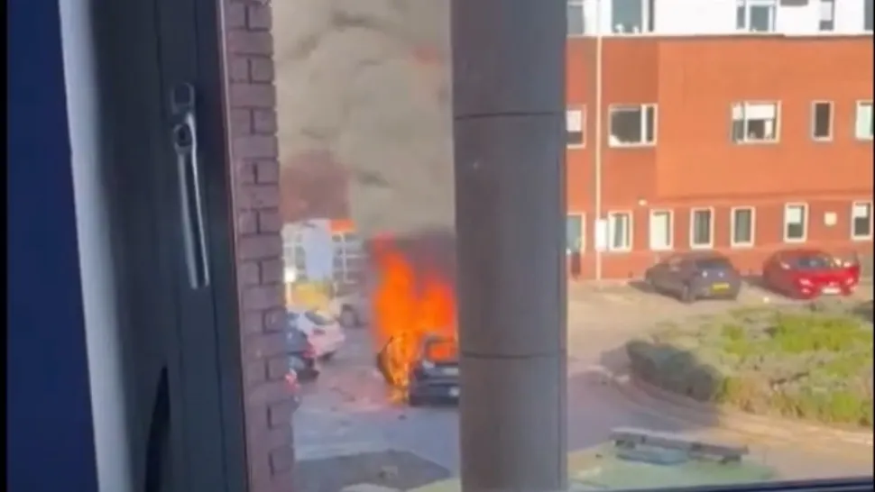 VIDEO Atac TERORIST în fața unui spital din Liverpool: Un mort și un rănit GRAV. 3 bărbați au fost arestați 