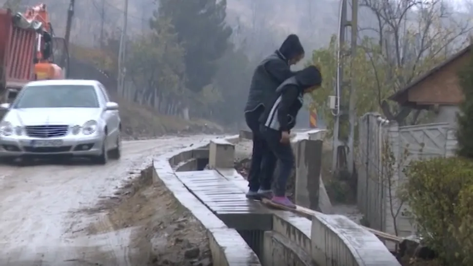 VIDEO Situație DRAMATICĂ într-o localitate din Dolj: Ziduri de ciment împiedică oamenii să iasă din curte