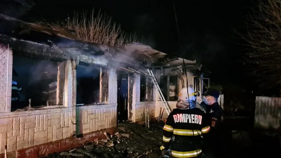 FOTO | 3 morți într-un incendiu care a cuprins o locuinţă, în Vrancea
