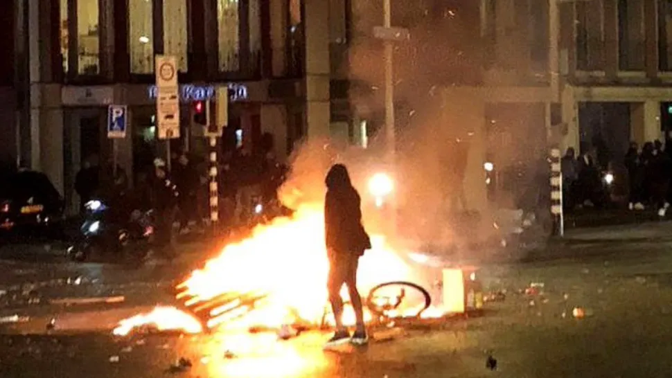 FOTO | PROTEST masiv în plină amenințare cu noua tulpină OMICRON! Unde s-a întâmplat 