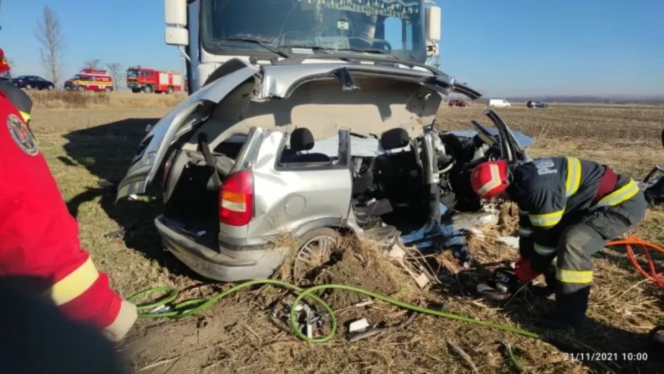 TRAGEDIE pe o șosea din Bacău. Un bebeluș, un copil de 3 ani și tatăl lor AU MURIT, într-un accident înfiorător (FOTO)