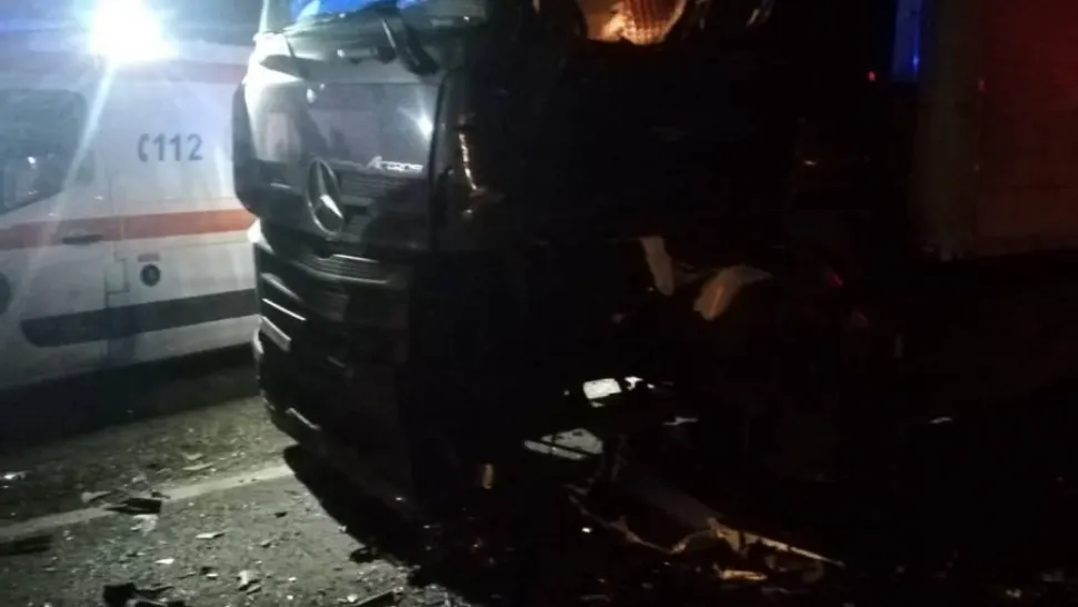 Accident grav în Sibiu - Trafic blocat după ce un autoturism și două autocamioane s-au ciocnit
