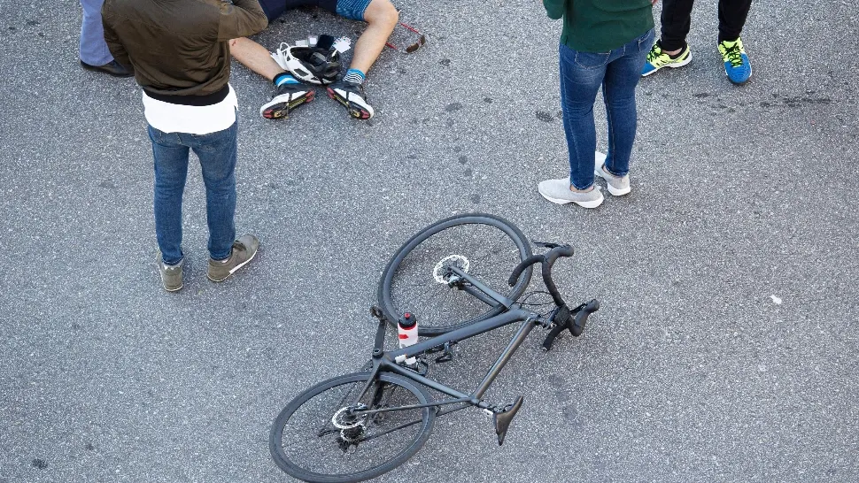 O mașină de poliție a lovit un biciclist pe o stradă din București. Bărbatul e în spital