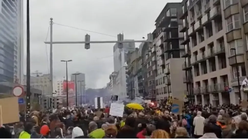 Ciocniri între manifestanți și forțele de ordine, la Bruxelles: Poliția a dat cu tunuri de apă şi gaze lacrimogene - Proteste anti RESTRICȚII