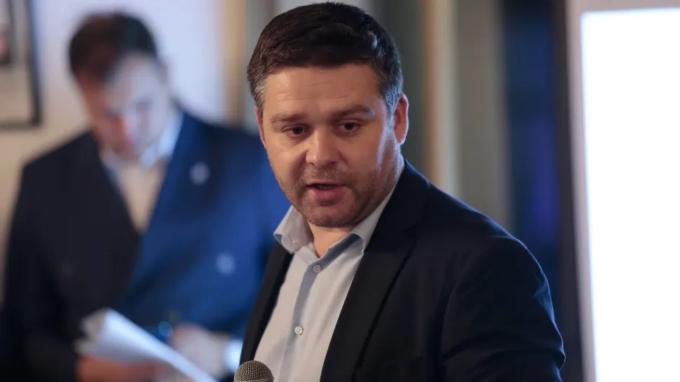 Cum a încercat șeful unui institut de cercetare, cu un Porsche electric din fonduri publice, să evite plata unor taxe locale
