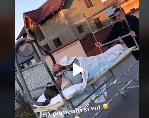 VIDEO – Imagini halucinante pe ulița unui sat din România – Un presupus bolnav de covid, plimbat cu schela și intubat cu tubul de la aspirator – I se aplică tratamentul cu bere