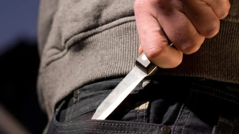 Tânără înjunghiată de fostul iubit în timp ce avea copilul în brațe. Agresorul, arestat preventiv pentru 30 de zile