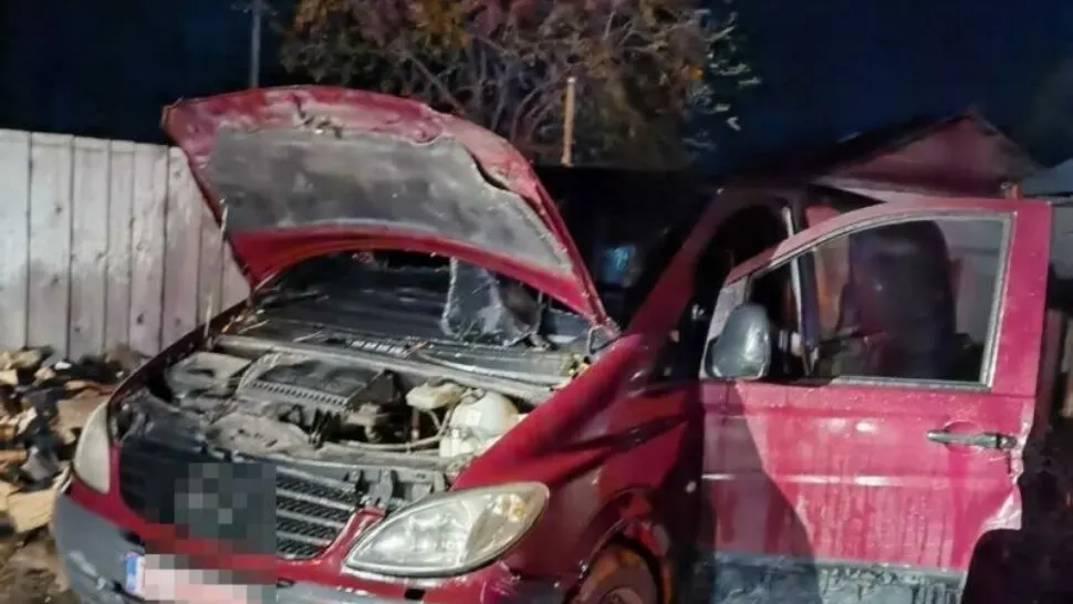 O dubă plină cu lemne de foc a ars ca o torță în miez de noapte