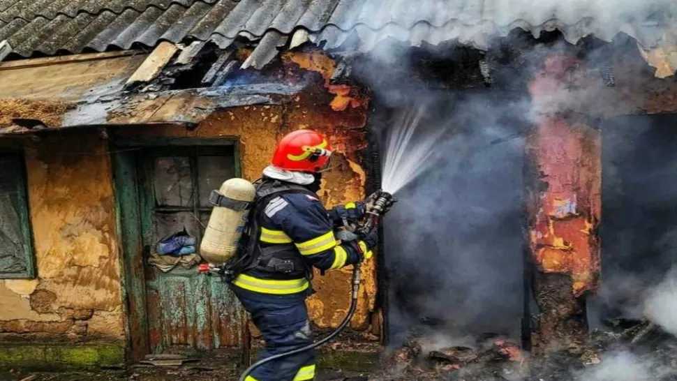 Incendiu VIOLENT în Prahova! Un bărbat carbonizat, descoperit în propria casă - Concluzia pompierilor