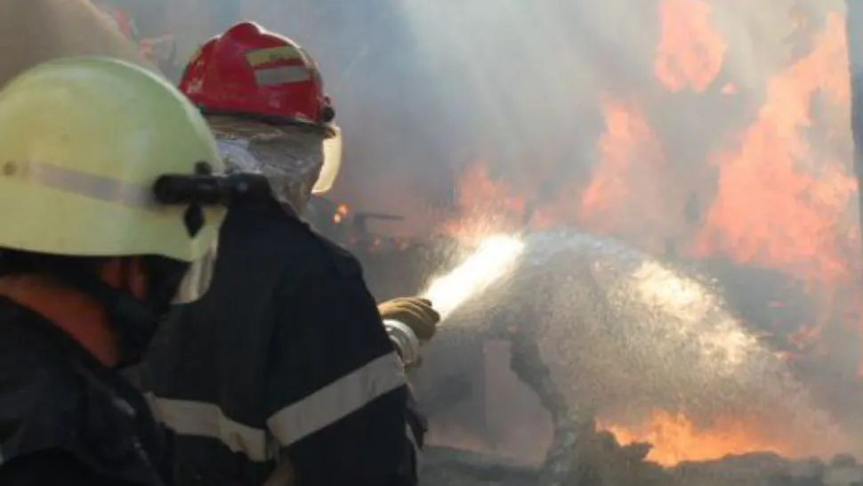 VIDEO - Incendiu VIOLENT la un magazin, din Târgoviște. Intervenție de amploare a pompierilor