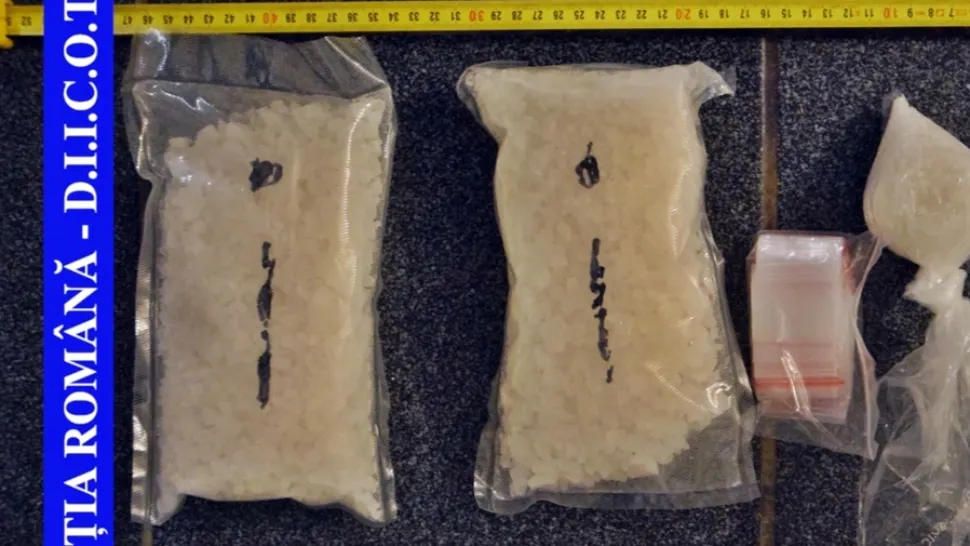FOTO | Peste 1 kg de DROGURI psihoactive găsite de polițiști. Cine este bărbatul reținut