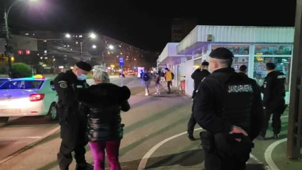 INCONȘTIENȚĂ! Trei femei care ar fi trebuit să fie în carantină se certau în autobuz