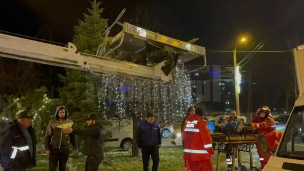 Doi muncitori, răniți în timp ce montau decorațiuni de Crăciun. Bărbații au căzut de pe o platformă