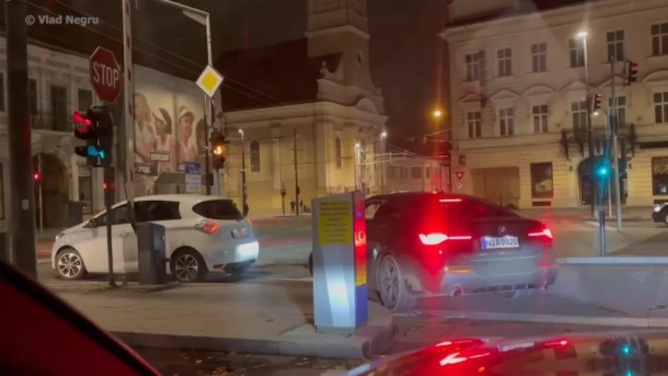Soluţia găsită de şoferul unei bolid de lux pentru a NU plăti locul de parcare - FOTO