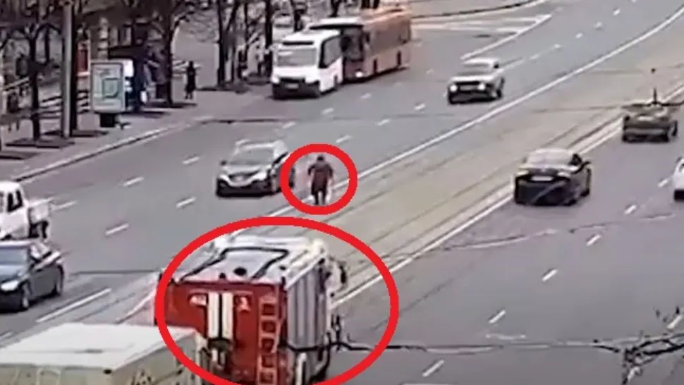 VIDEO - Gestul superb al unor pompieri - Au oprit circulația pentru a permite unei bătrâne să treacă strada