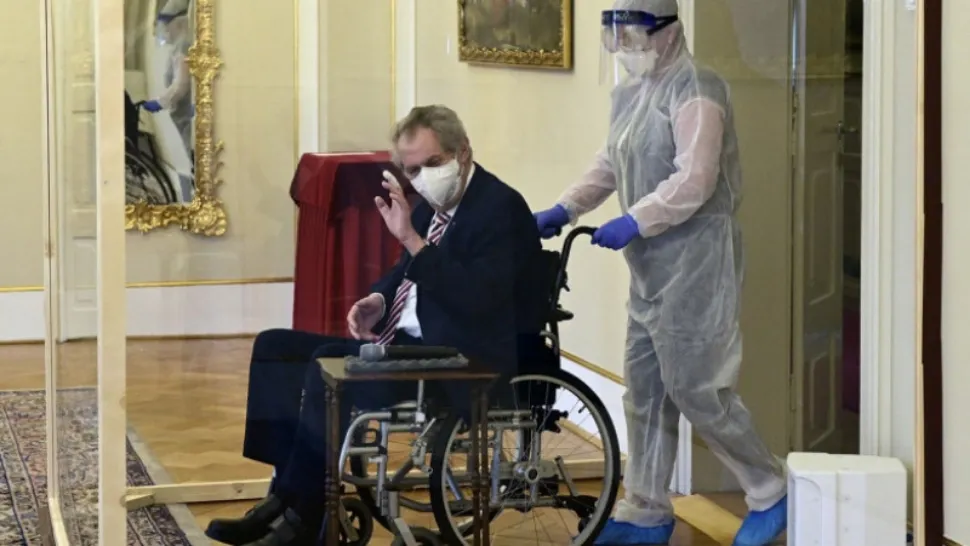 VIDEO - Președintele Cehiei, apariție ciudată, într-o cușcă din plexiglas - Ceremonie pentru numirea noului premier din țară