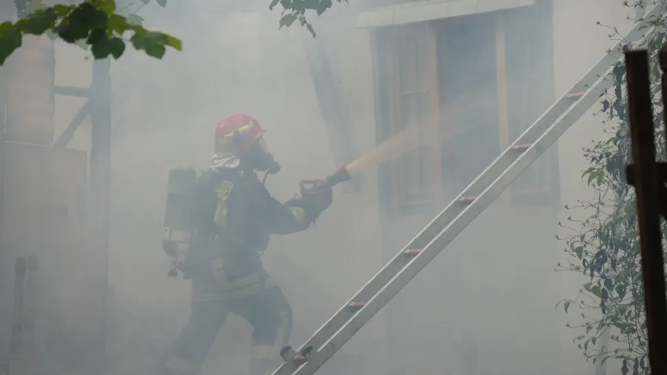 Incendiu violent într-un bloc din Botoșani. Mai multe persoane au fost evacuate