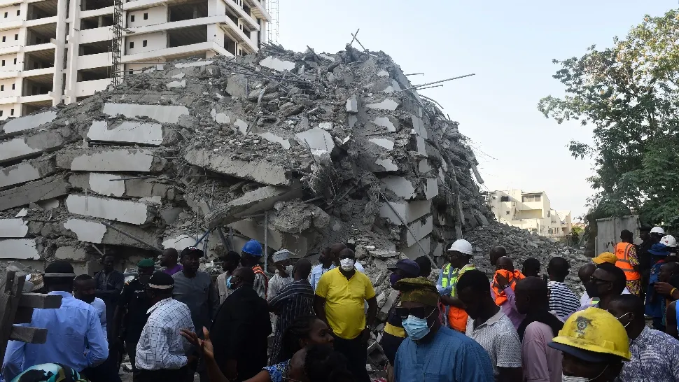 FOTO | Un bloc de 21 de etaje s-a prăbușit în Nigeria. 3 persoane, salvate din dărâmături