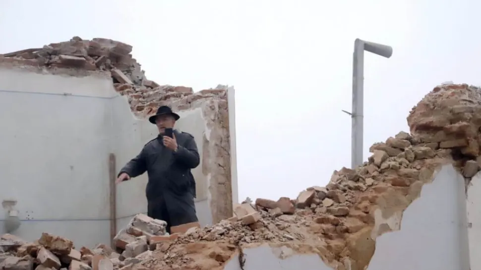 VIDEO + FOTO | GEST EXTREM în Fălticeni! Profesorul Ioan Ilișescu s-a urcat pe o clădire în timpul demolării