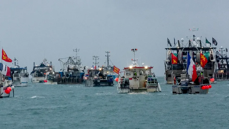 Pescarii francezi ies la PROTEST! Aceștia anunţă blocarea a trei porturi şi a Eurotunelului. Care este cauza nemulțumirilor 