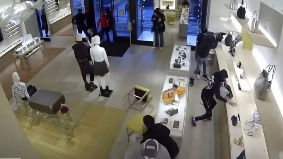 VIDEO. Jaf în stil nou, în Statele Unite ale Americii. Furt ca în codru din magazinele de lux