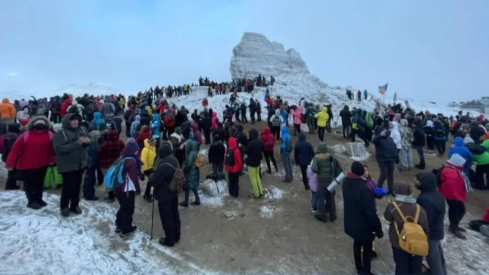MII de turiști, înghesuiți în Bucegi, la Sfinx, pentru piramida energetică, au chemat Salvamontul FOTO&VIDEO