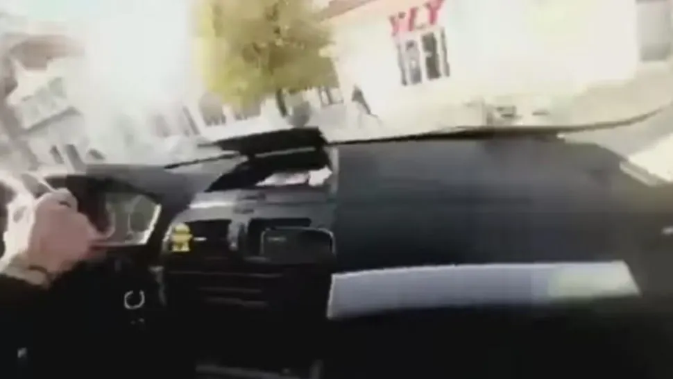 Șofer filmat când făcea drifturi într-un sens giratoriu din Olt. El a fost la un pas să lovească un copil
