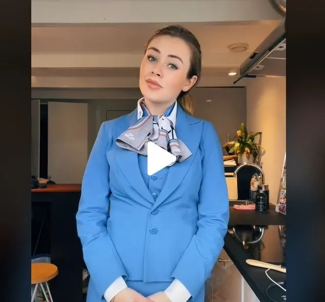 VIDEO – Secretul stewardeselor, dezvăluit – Hainele lor sunt făcute dintr-un material special, care e motivul