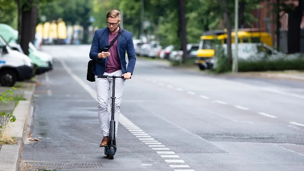 DECIZIE. Capitala europeană care limitează viteza scuterelor electrice la 10 km/h