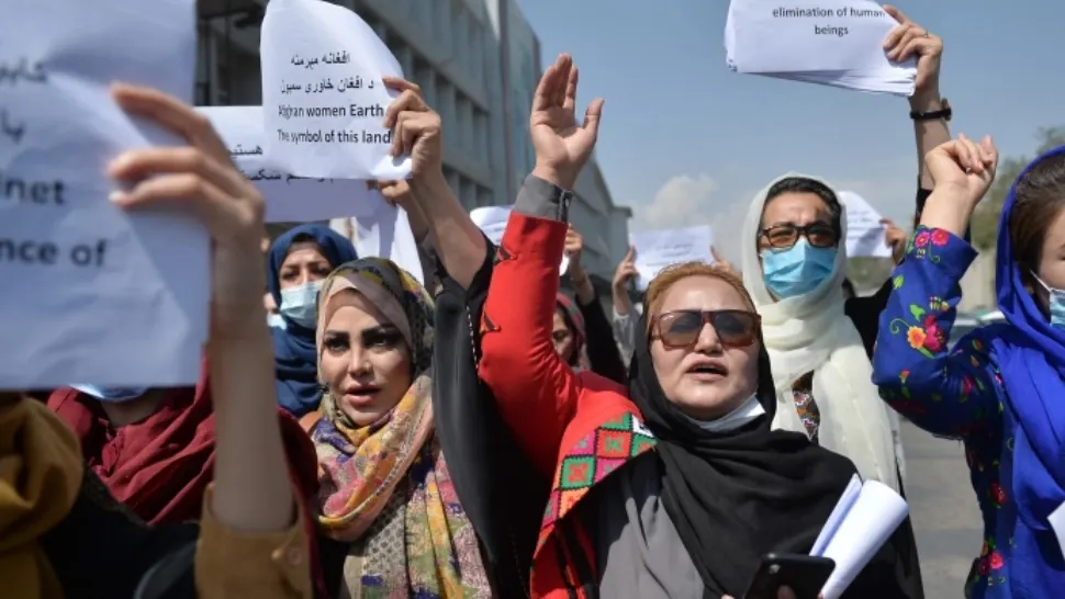 Zeci de femei au participat la o MANIFESTAȚIE autorizată de TALIBANI, la KABUL! Ce drepturi cer acestea 