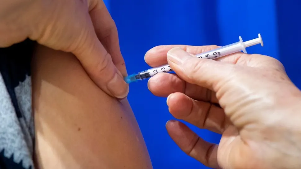 ARESTAT după ce s-a vaccinat de 7 ori! Motivul pentru care un bărbat a recurs la acest gest