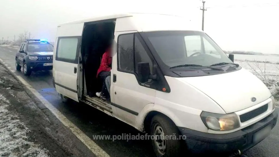 FOTO 32 de indieni, depistați într-un microbuz, la frontiera cu Serbia. Șoferul, cercetat pentru TRAFIC de migranți