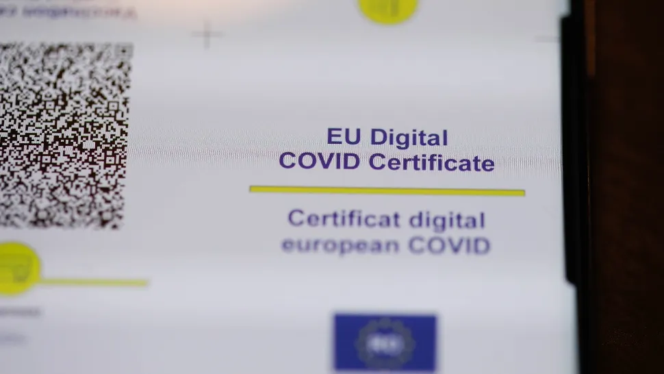Până la Crăciun am putea avea certificatul verde ADOPTAT. Ce spun experții despre PROTECȚIA vaccinurilor împotriva noii variante COVID