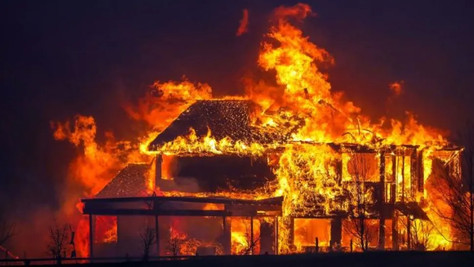 Incendiile fac RAVAGII în SUA de Anul Nou. Cel puțin 30.000 de oameni, EVACUAȚI din calea flăcărilor - Imagini dramatice