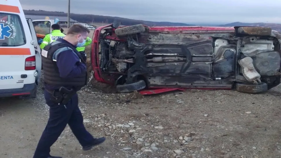  Autoturism răsturnat, în județul Vâlcea! 3 răniți, printre care și un copil. Cum se circulă