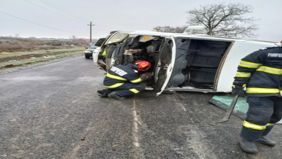 Accident CUMPLIT în Ialomița! O autoutilitară s-a răsturnat. Trei persoane și un copil, RĂNITE