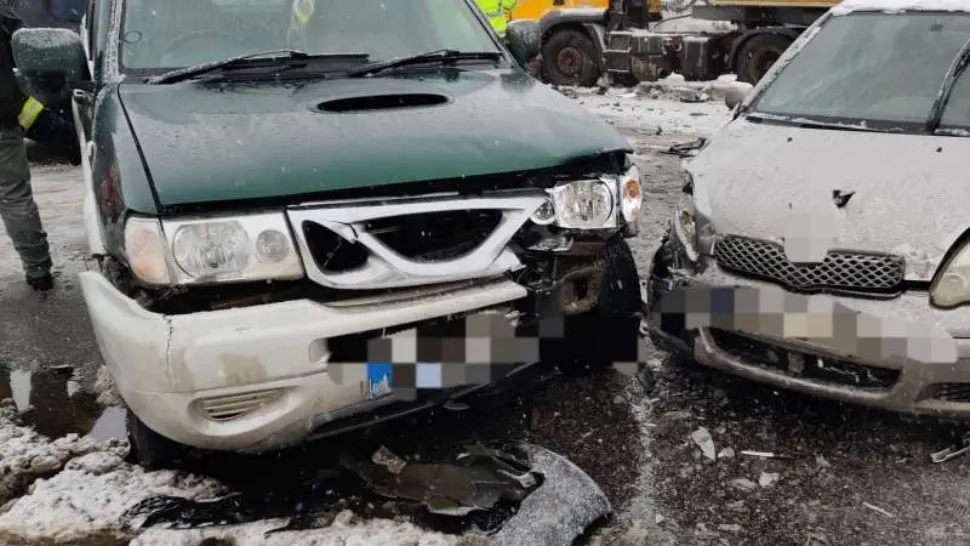 Accident grav în Neamţ: O victimă, după ce un autocamion și o mașină s-au lovit violent – Trafic blocat
