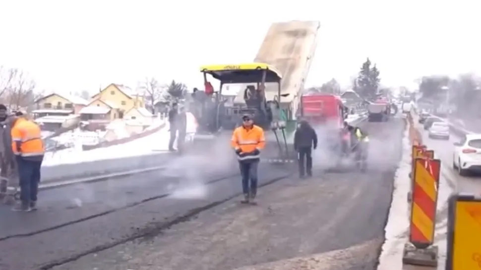 Treabă românească: Asfalt turnat direct pe noroi, în Suceava
