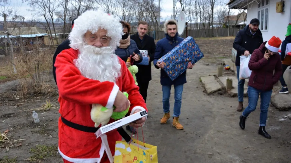 Social-democratul Dumitru Buzatu explică de ce s-a îmbrăcat în Moș Crăciun în zonele sărace din județul Vaslui