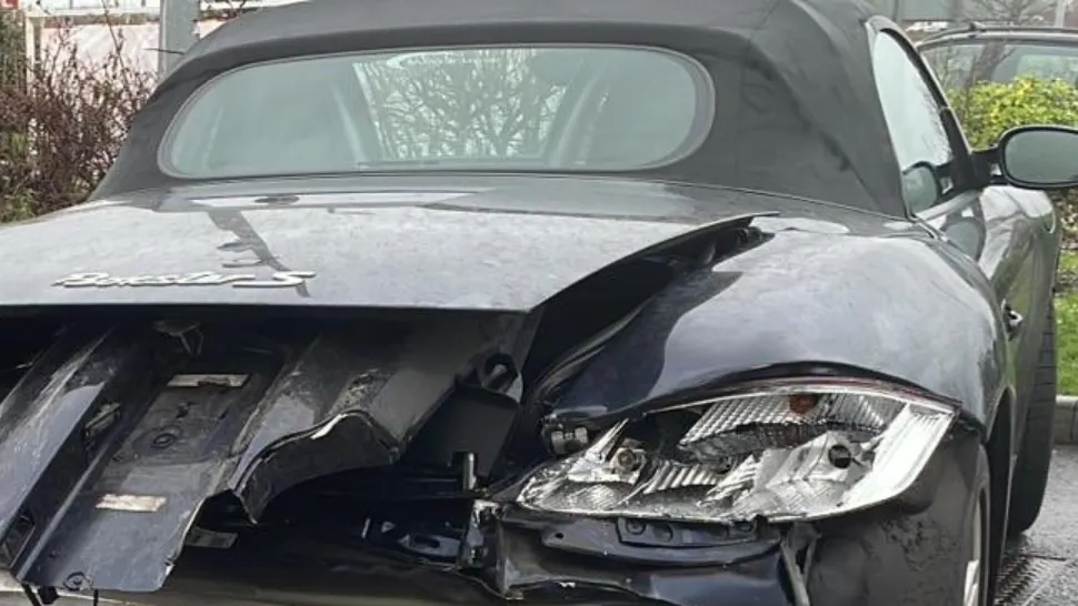  FOTO | După un accident de mașină s-a hotărât să își continue drumul. Polițiștii au rămas UIMIȚI când au văzut cum arata mașina