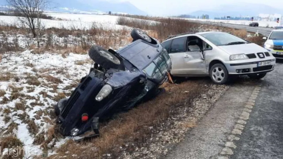 Un bărbat a supraviețuit după ce s-a răsturnat cu mașina, dar a fost lovit mortal de autoturismul care venea din spate