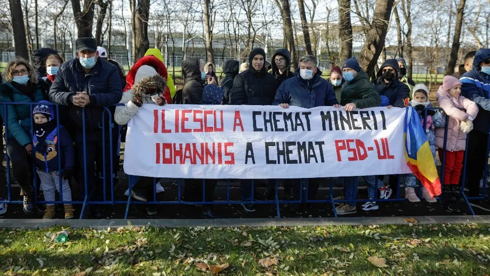 Protest la parada de 1 Decembrie, în București: "Iliescu a chemat minerii, Iohannis a chemat PSD"