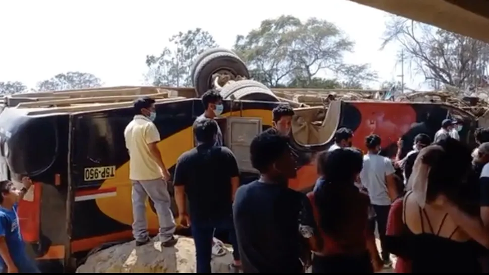 VIDEO | Tragedie în Peru! Zeci de victime după ce un autobuz a căzut de pe un pod 